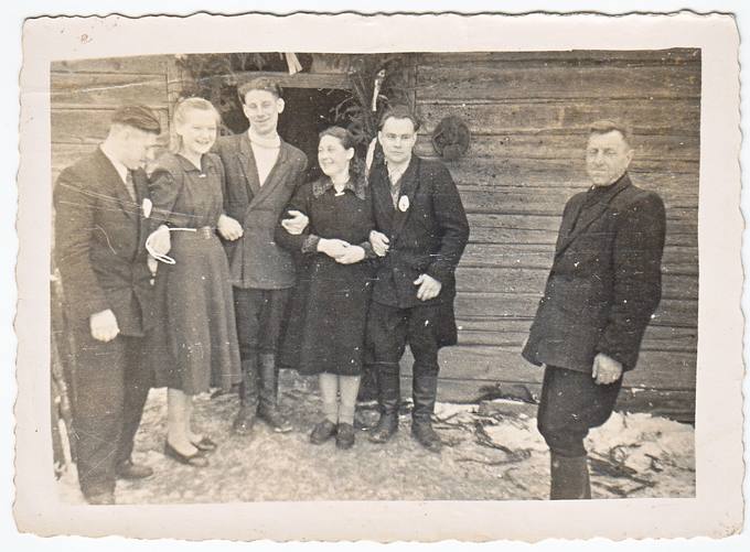 Kaimynų būrelis prie gimtųjų Emilijos Petrauskaitės-Mikalajūnienės (iš kairės antra) namų Pamiškių kaime
